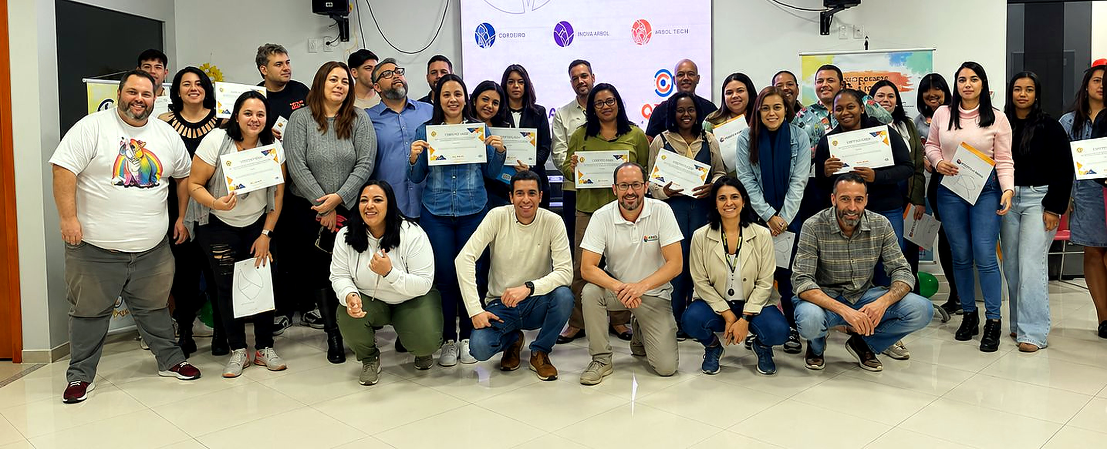 Participantes de projeto real de mapeamento comportamental realizado pela Ramoss exibindo certificados