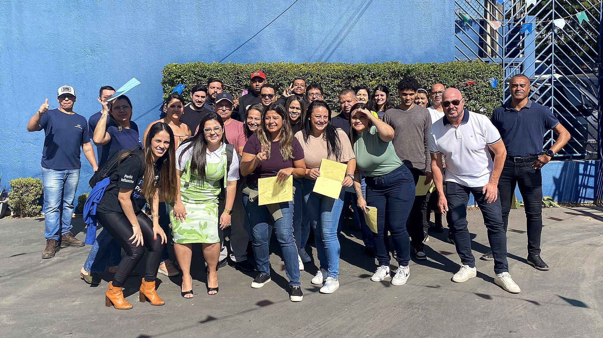 Equipe reunida em trabalho real conduzido pela Ramoss relacionado a clima e desenvolvimento organizacional