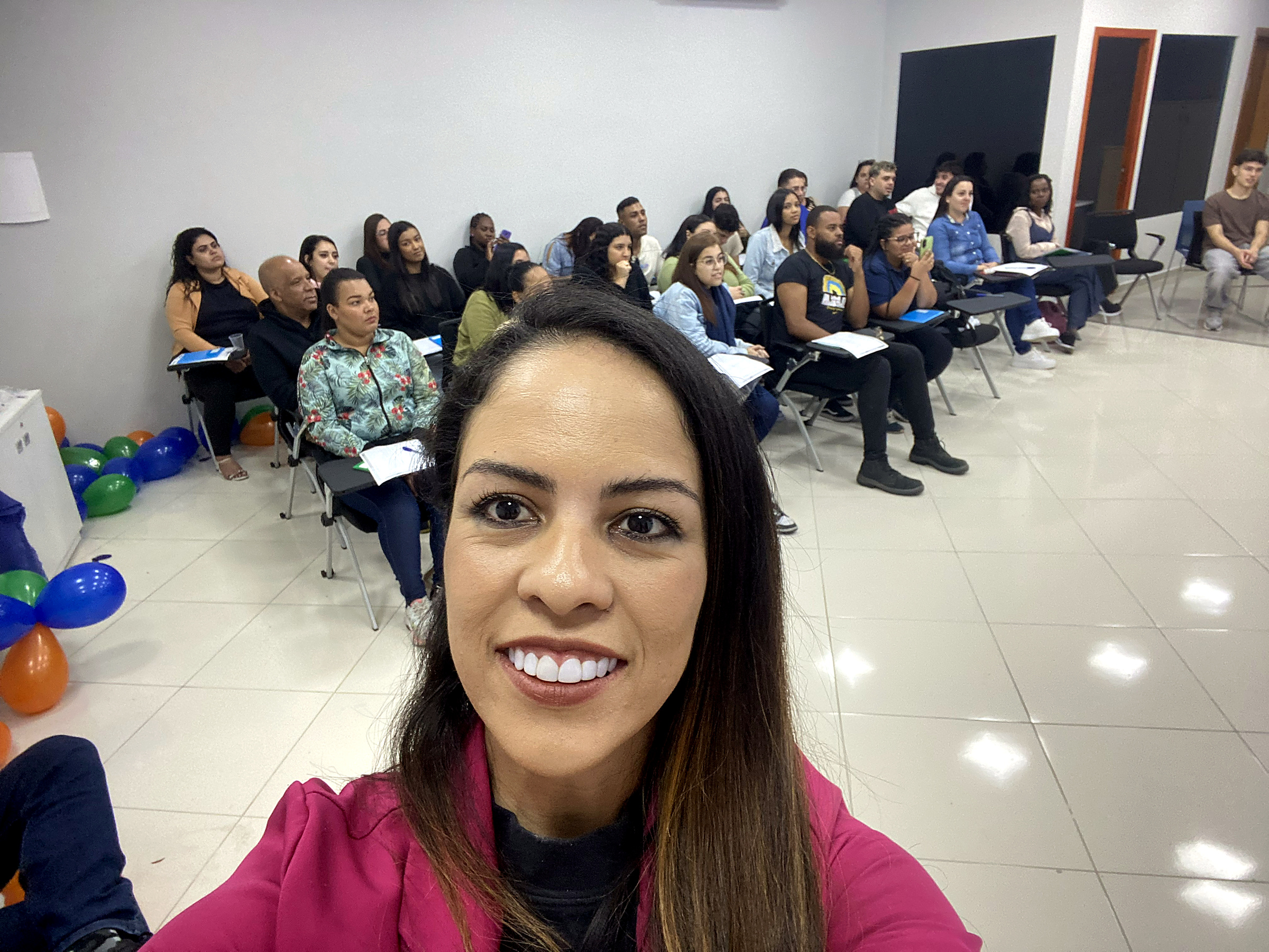 Trabalho real da Ramoss em atividade de recrutamento e desenvolvimento com participantes em sala